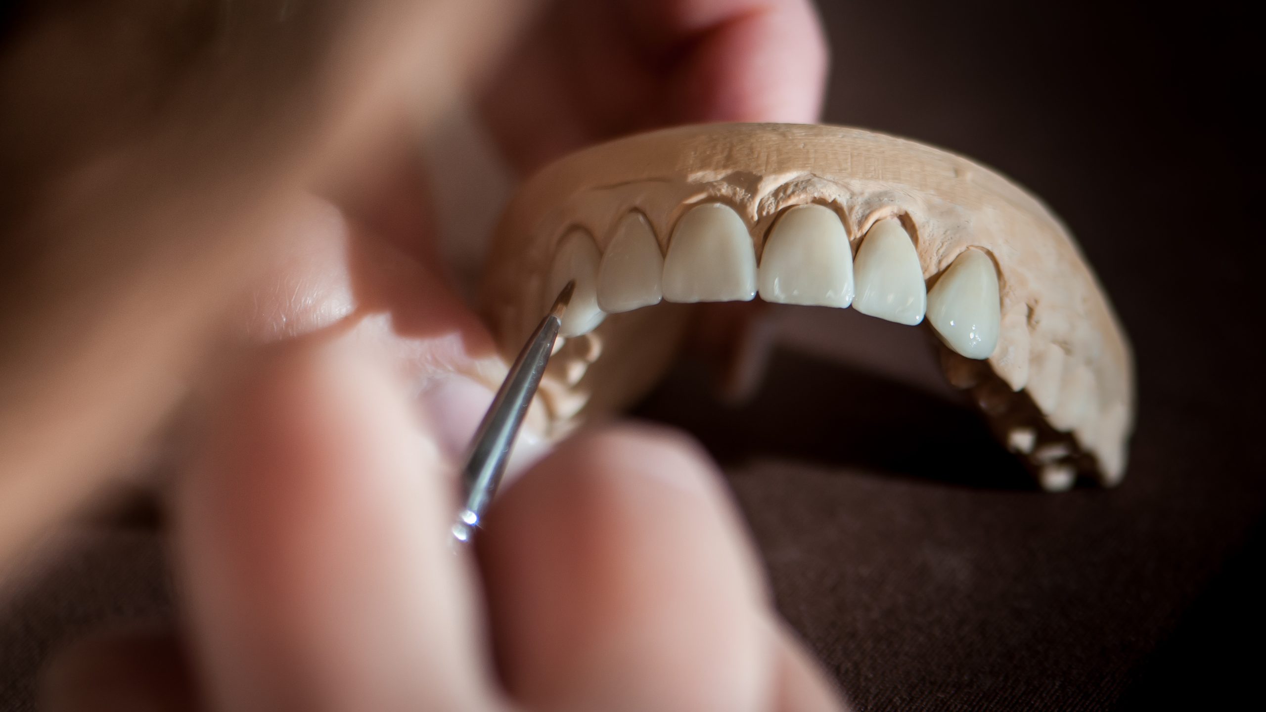 Dentaltechniker arbeitet an Zahnprothese 1