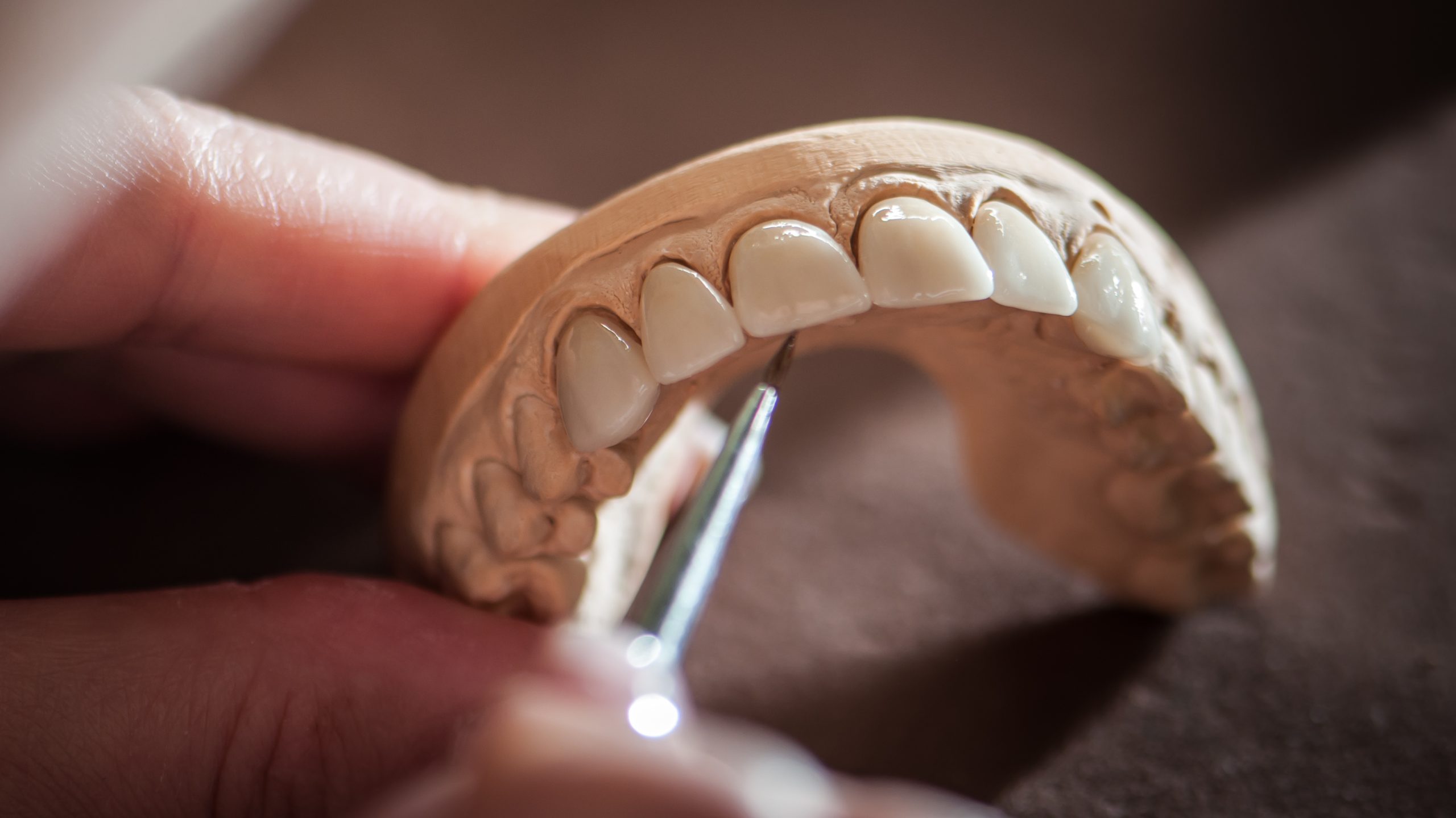 Dentaltechniker arbeitet an Zahnprothese 3